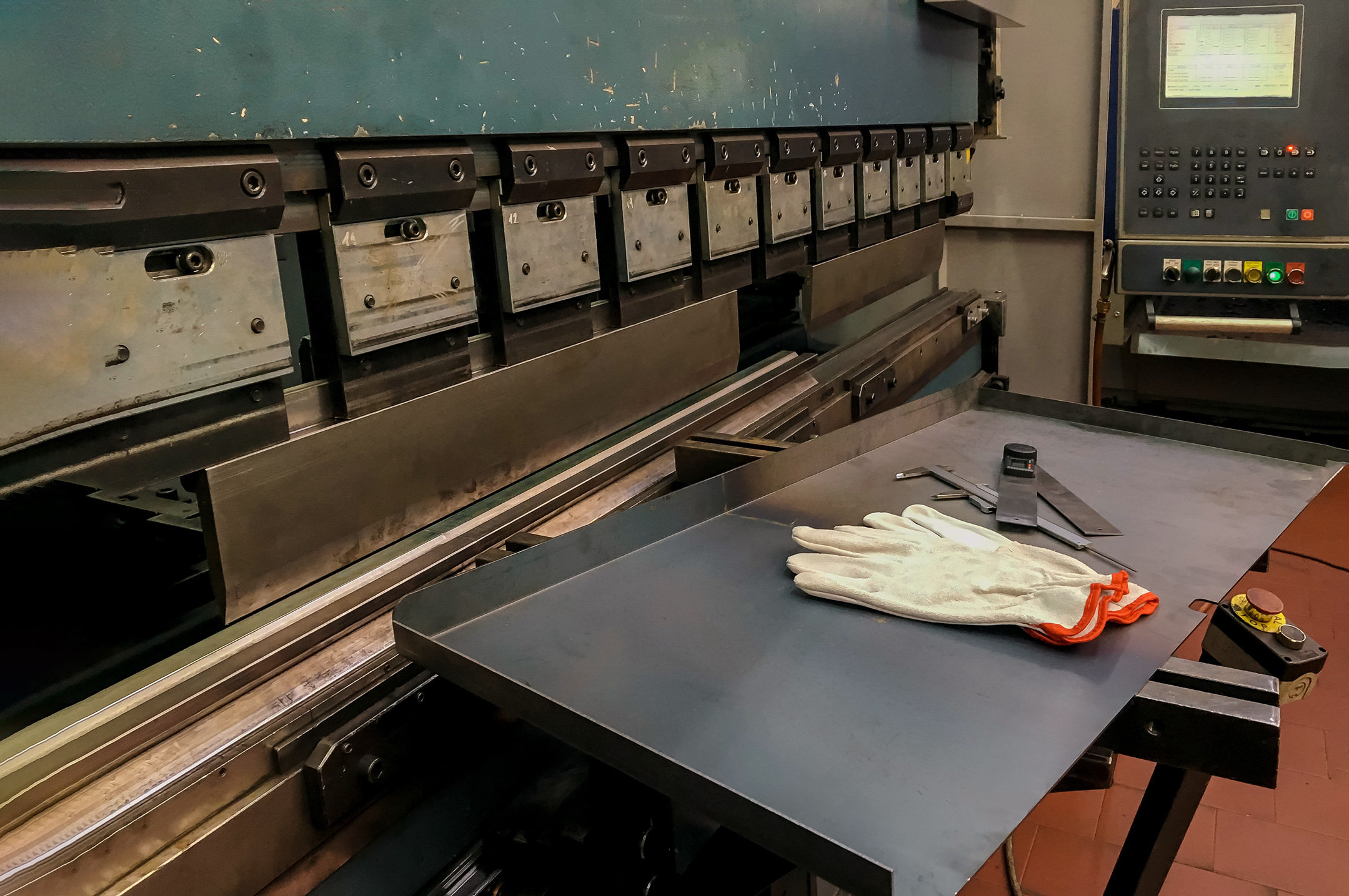 machine-tools-for-bending-factory-at-metal-putting-2022-11-12-10-52-46-utc Comunicate